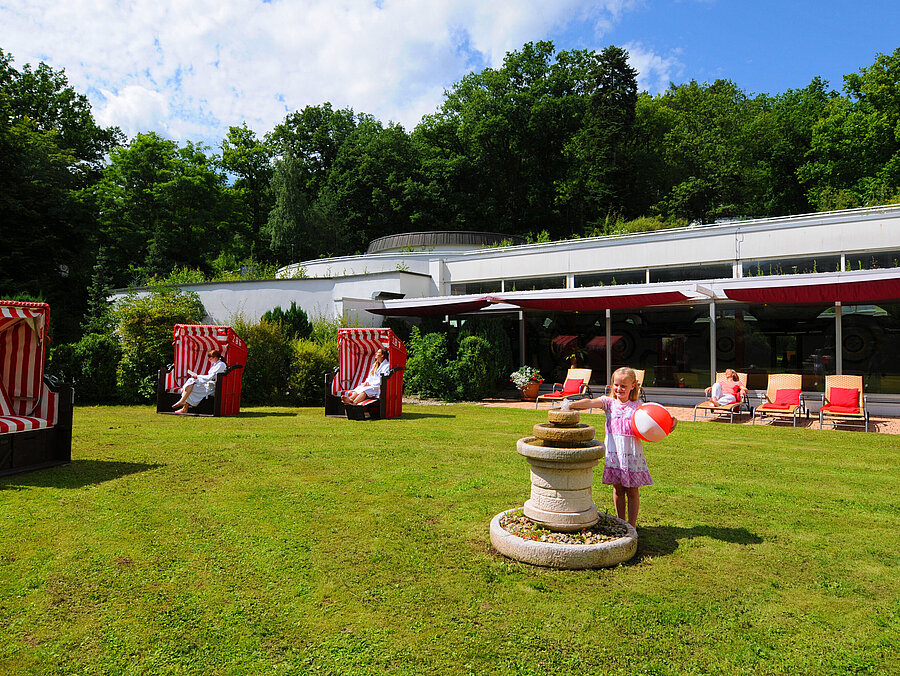 Gartenanlage des Maritim Hotel Bad Wildungen mit Strandkörben, Liegen und Spielbereich