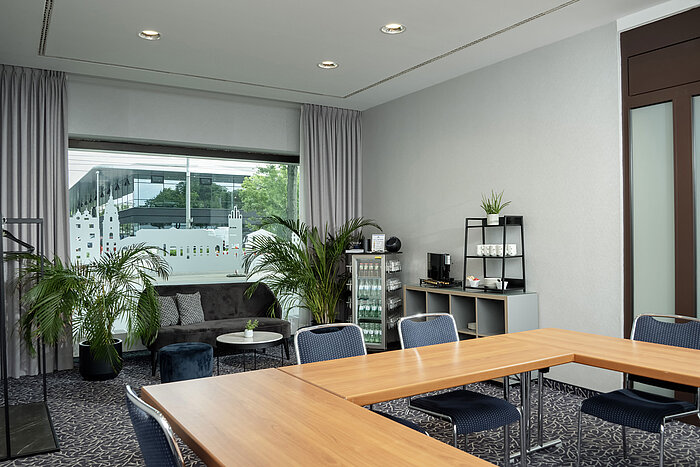 Salon Kiel mit Sofa, Pflanzen und Fensterfront im Maritim Hotel Darmstadt