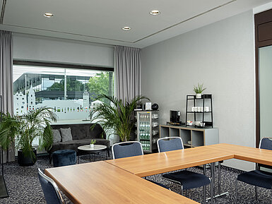 Salon Kiel mit Sofa, Pflanzen und Fensterfront im Maritim Hotel Darmstadt