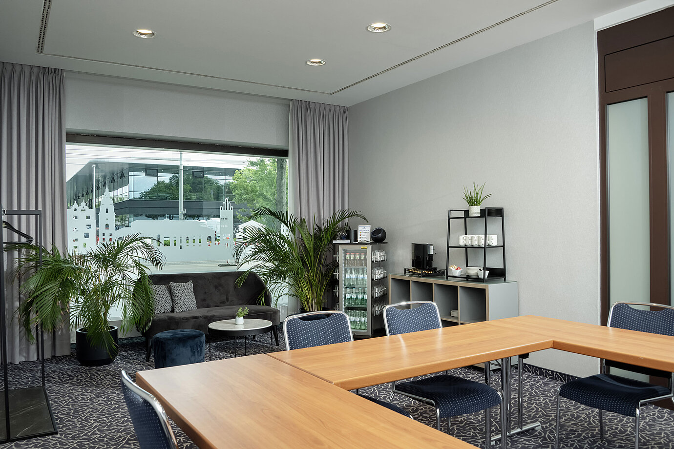 Salon Kiel mit Sofa, Pflanzen und Fensterfront im Maritim Hotel Darmstadt