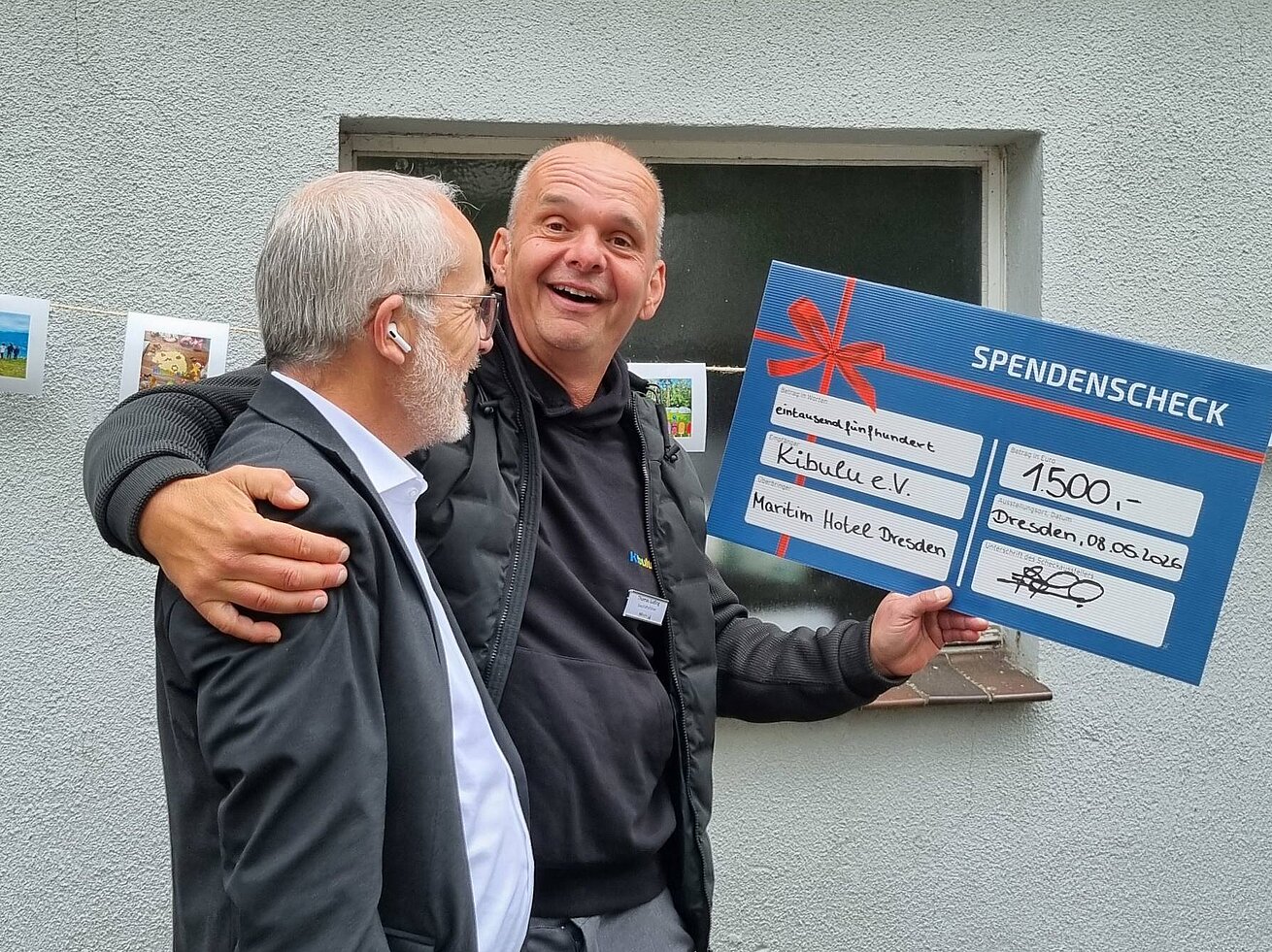Der Hotelmanager überreicht Thomas Luding, dem Geschäftsführer von Kibulu e.V., einen Scheck.