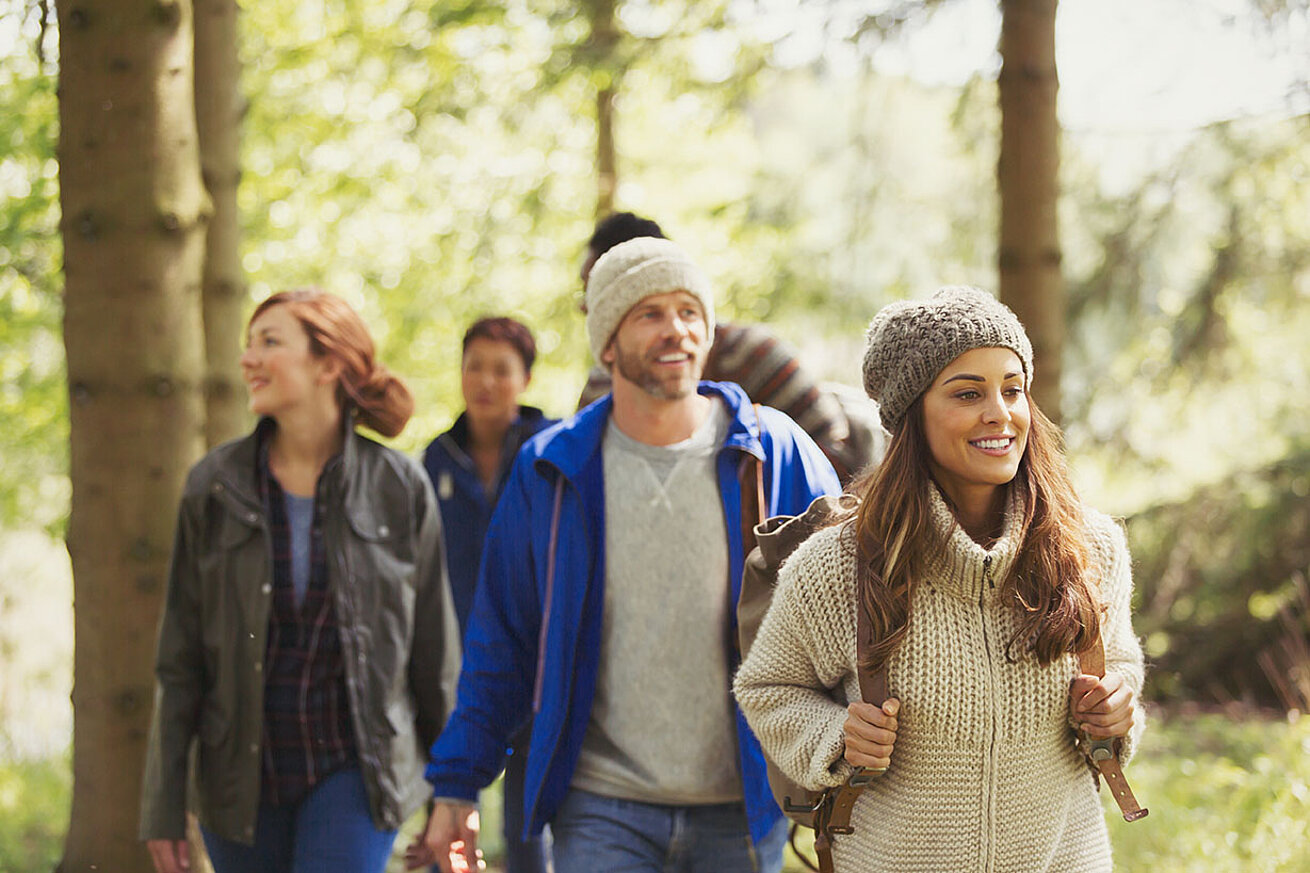 © KOTO - AdobeStock.com Gruppe von Freunden wandert im Wald und genießt die Natur