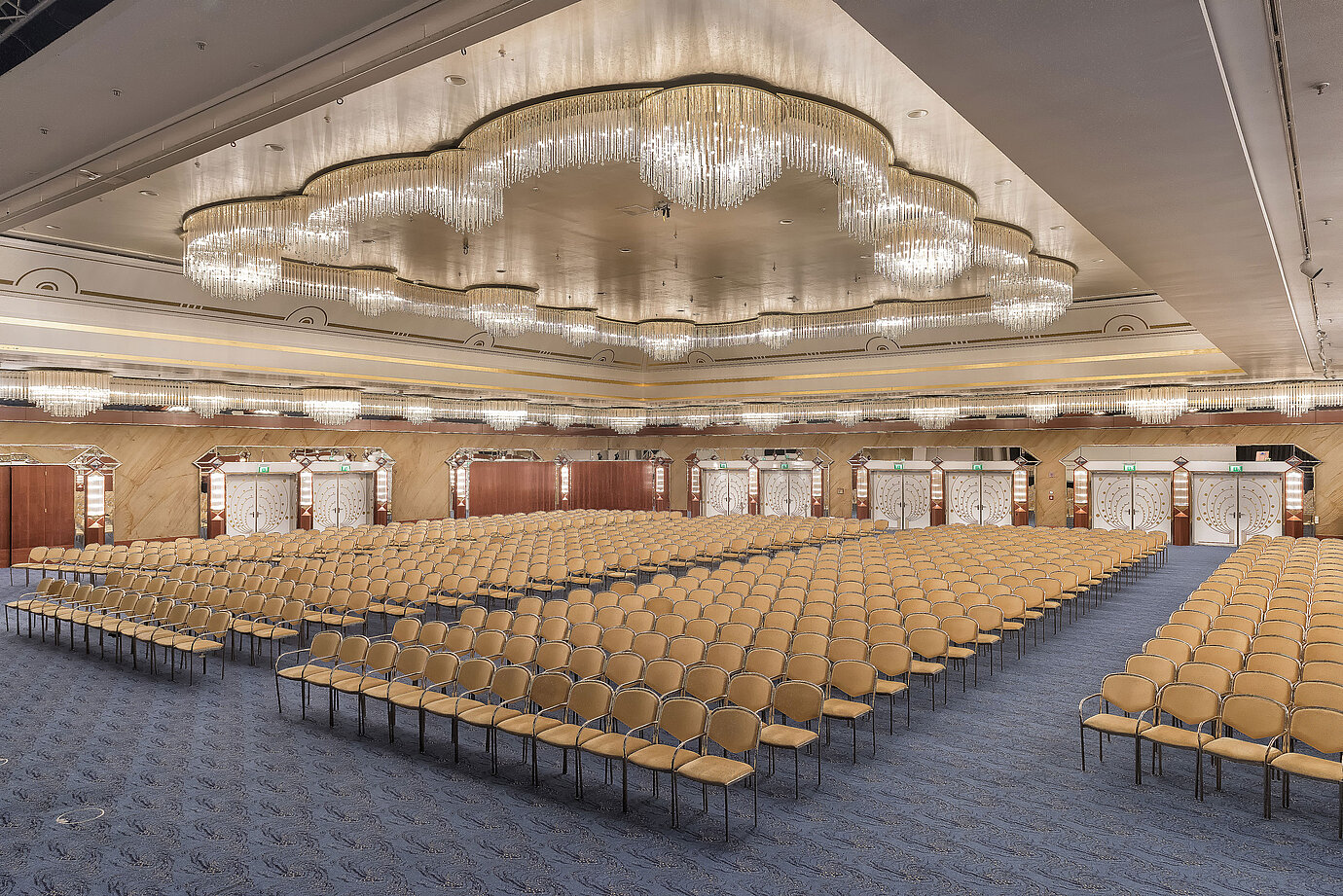 Prächtiger Bankettsaal mit luxuriösen Kristalllüstern und eleganter Reihenbestuhlung im Maritim Hotel Hannover.