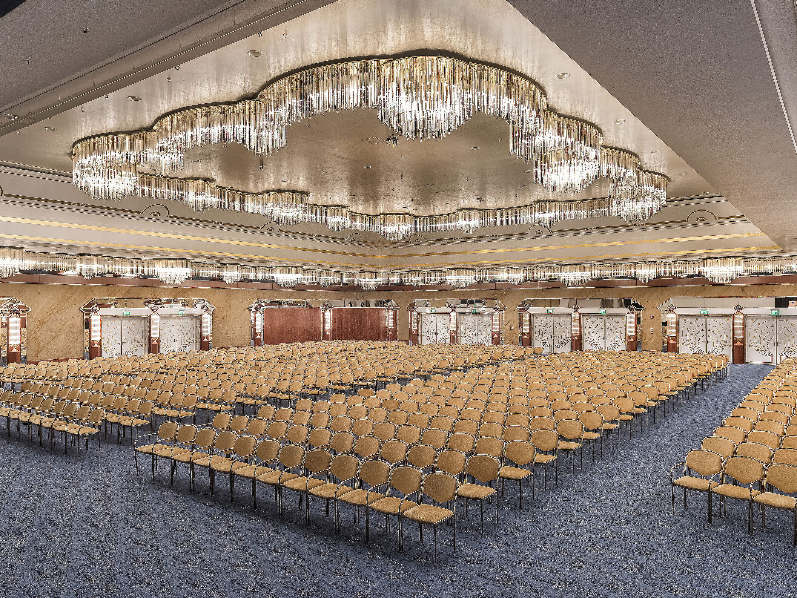 Prächtiger Bankettsaal mit luxuriösen Kristalllüstern und eleganter Reihenbestuhlung im Maritim Hotel Hannover.