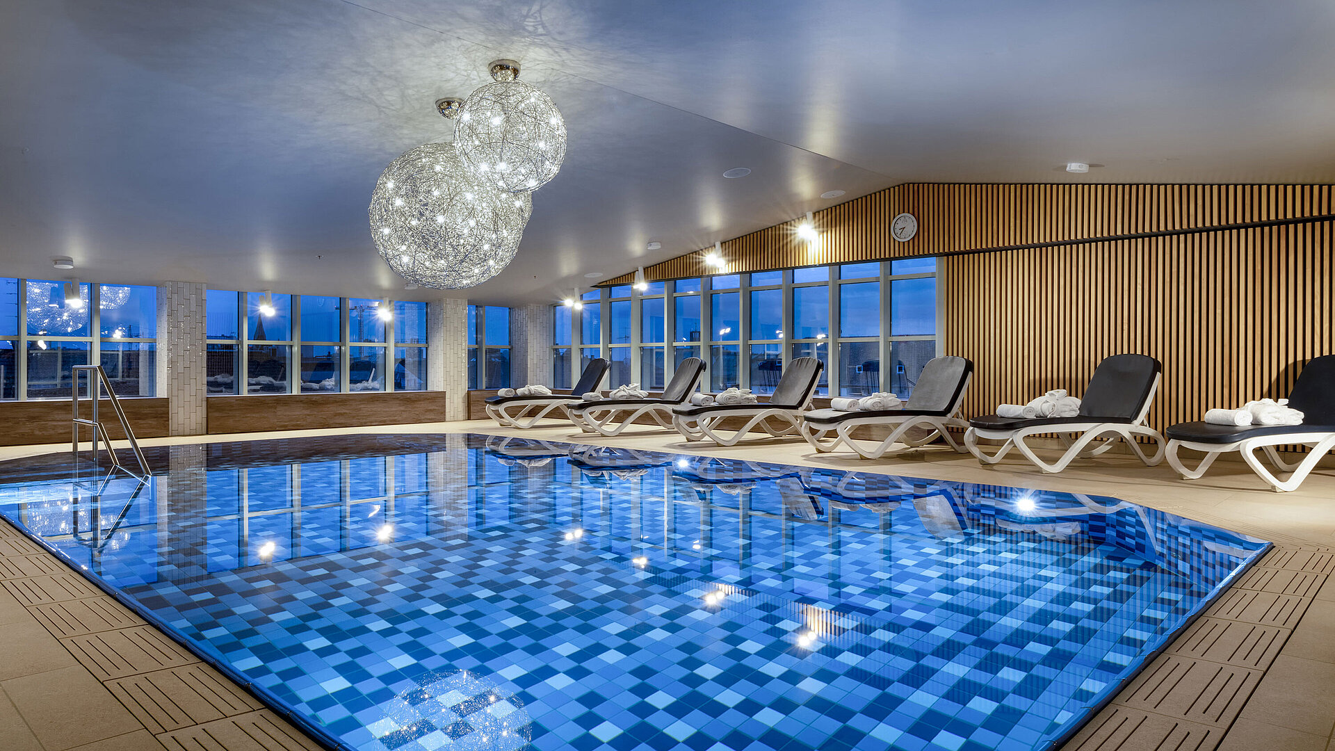 Wellnessbereich mit Liegen und Schwimmbad im Maritim Hotel München