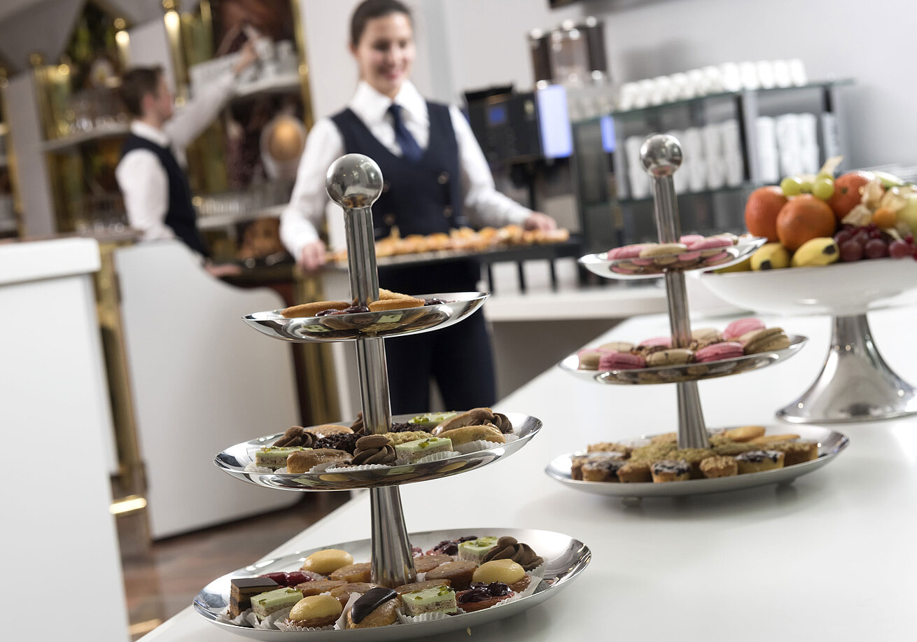 Auswahl an Snacks, Obst und Gebäck mit Servicepersonal im Tagungsbereich des Maritim Hotel Stuttgart