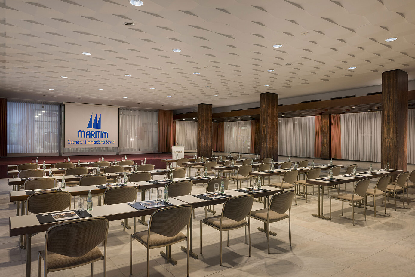 Tagungssaal „Bremen“ im Maritim Seehotel Timmendorfer Strand mit Reihenbestuhlung und Bühne.