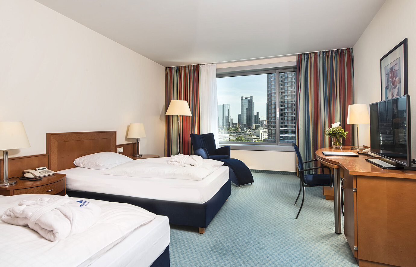 Superior Zimmer im Maritim Hotel Frankfurt mit zwei Einzelbetten, Schreibtisch, Sitzbereich und beeindruckendem Skyline-Blick