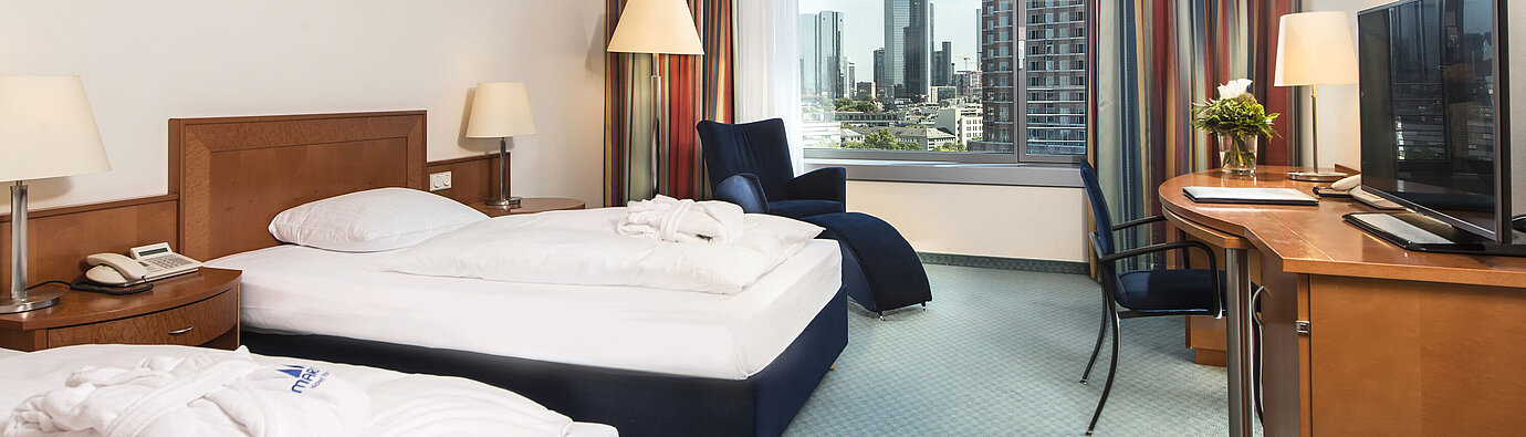 Superior Skyline Zimmer Superior Zimmer im Maritim Hotel Frankfurt mit zwei Einzelbetten, Schreibtisch, Sitzbereich und beeindruckendem Skyline-Blick