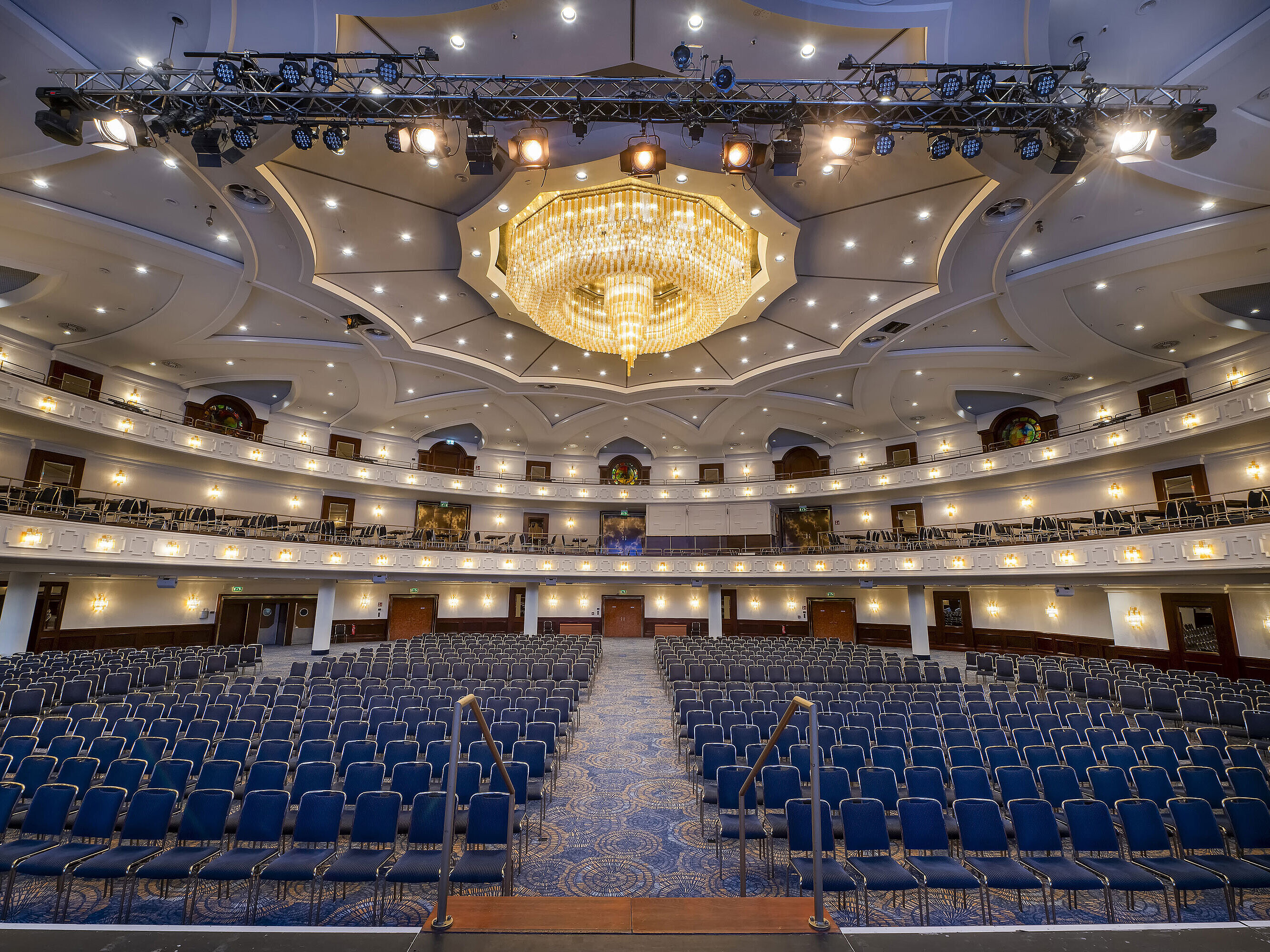 Geräumiger Saal Maritim im Maritim Hotel Köln, ideal für große Veranstaltungen, mit luxuriöser Beleuchtung und Bestuhlung.