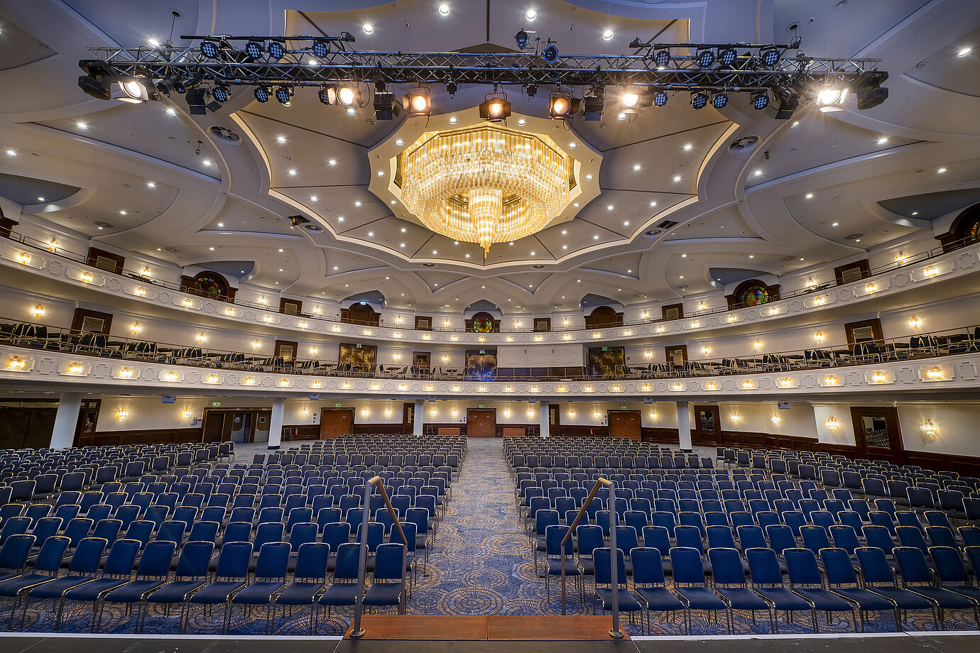Geräumiger Saal Maritim im Maritim Hotel Köln, ideal für große Veranstaltungen, mit luxuriöser Beleuchtung und Bestuhlung.