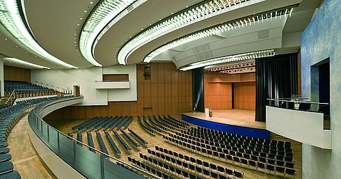 Einstein Saal im Maritim Hotel Ulm mit Bühne und Präsentationsfläche.