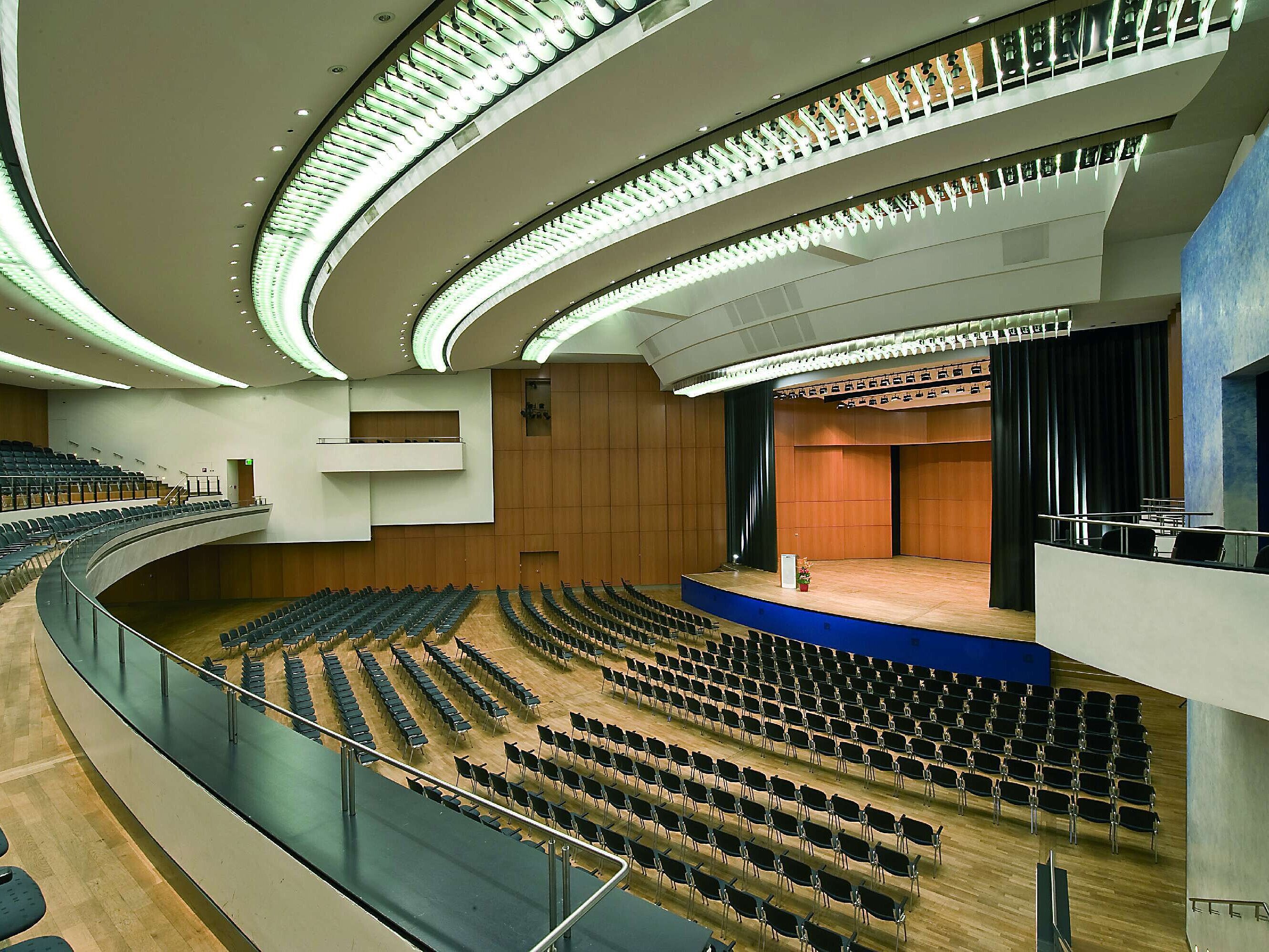 Einstein Saal im Maritim Hotel Ulm mit Bühne und Präsentationsfläche.