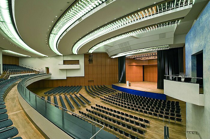 Einstein Saal im Maritim Hotel Ulm mit Bühne und Präsentationsfläche.