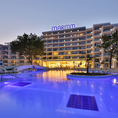 Pool mit Abenddämmerung | Maritim Hotel Paradise Blue Albena