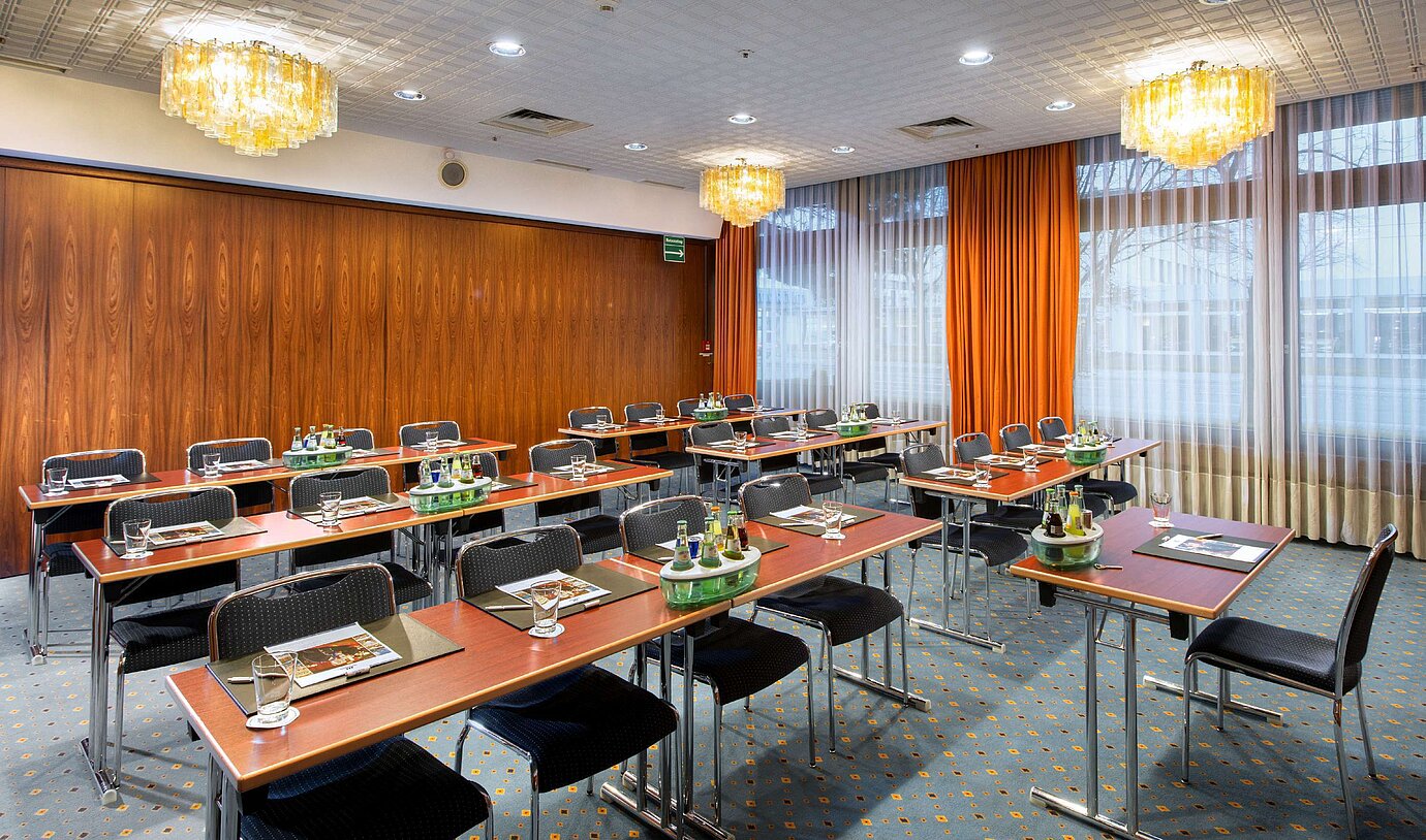 Moderner Tagungsraum „Travemünde“ im Maritim Hotel Darmstadt mit stilvoller Ausstattung und Tageslicht.