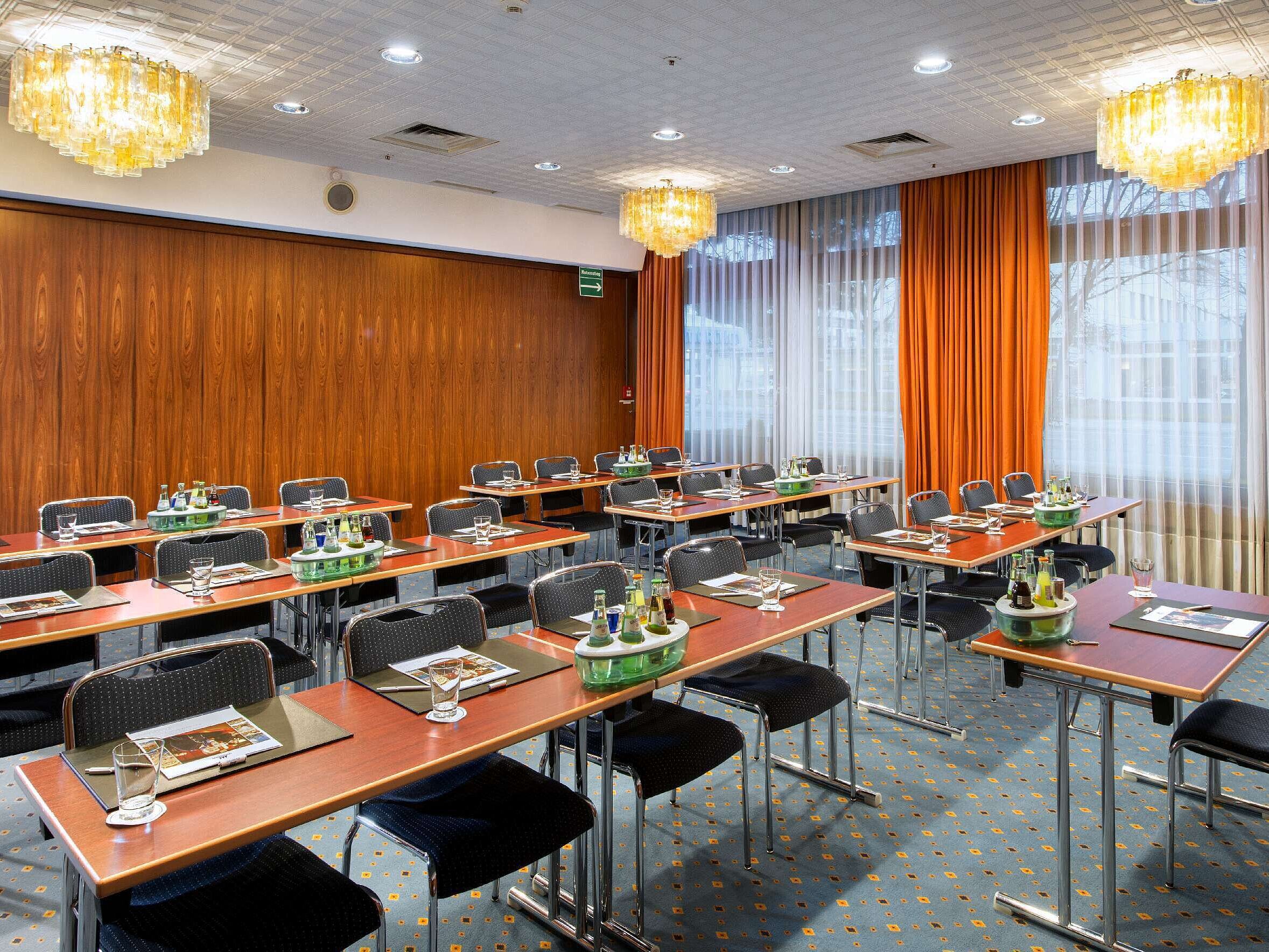Moderner Tagungsraum „Travemünde“ im Maritim Hotel Darmstadt mit stilvoller Ausstattung und Tageslicht.