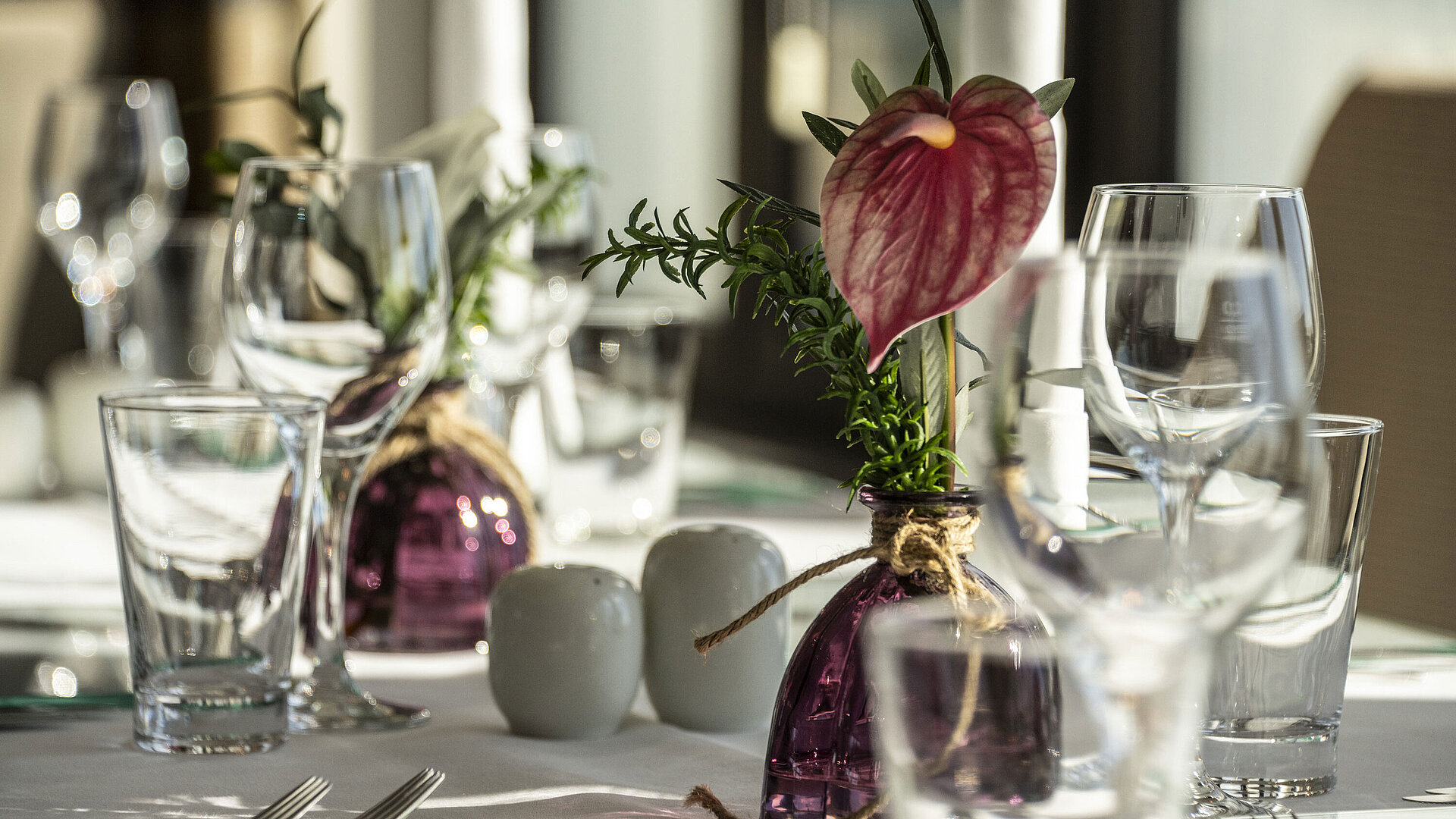 Restaurantdetail Nahaufnahme einer eleganten Tischdekoration in der VIP-Lounge des Maritim Düsseldorf mit frischen Blumen und edlen Details.