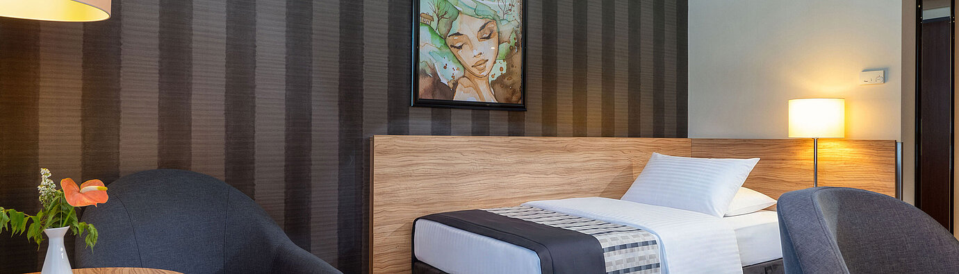 Classic Einzelzimmer Classic Einzelzimmer im Maritim Hotel Königswinter mit Einzelbett, gemütlicher Sitzecke und modernem Ambiente.