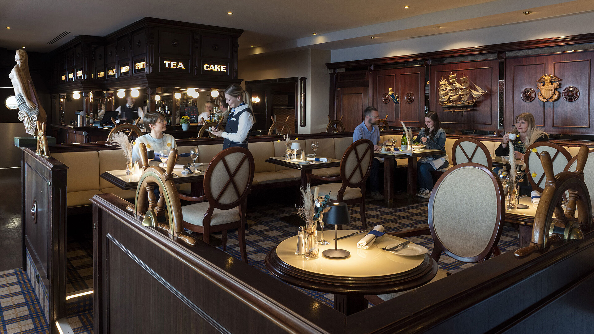 Ostsee Pub Maritimes Restaurant im Maritim Hotel Travemünde mit gemütlichem Ambiente und klassischer Holzvertäfelung