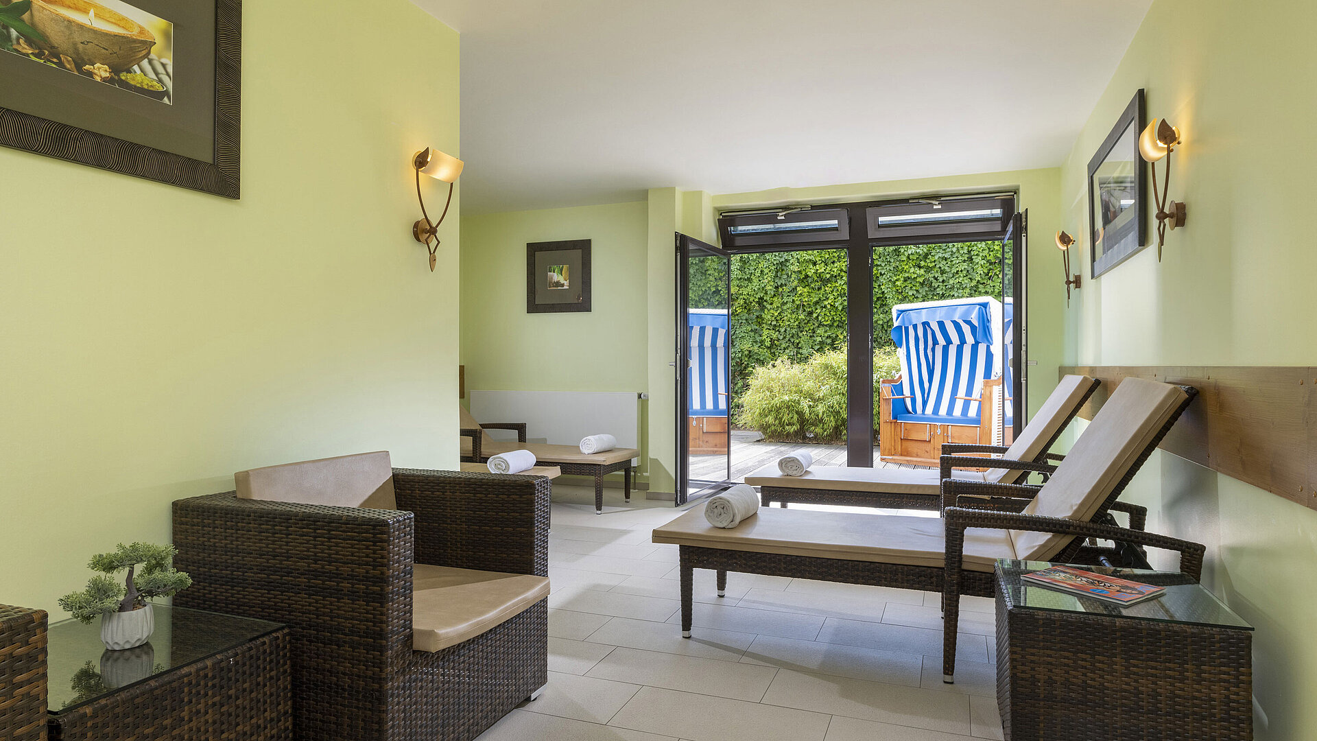 Ruhebereich Heller Ruheraum mit Liegen und Zugang zur Terrasse mit Strandkörben im Maritim Hotel Travemünde