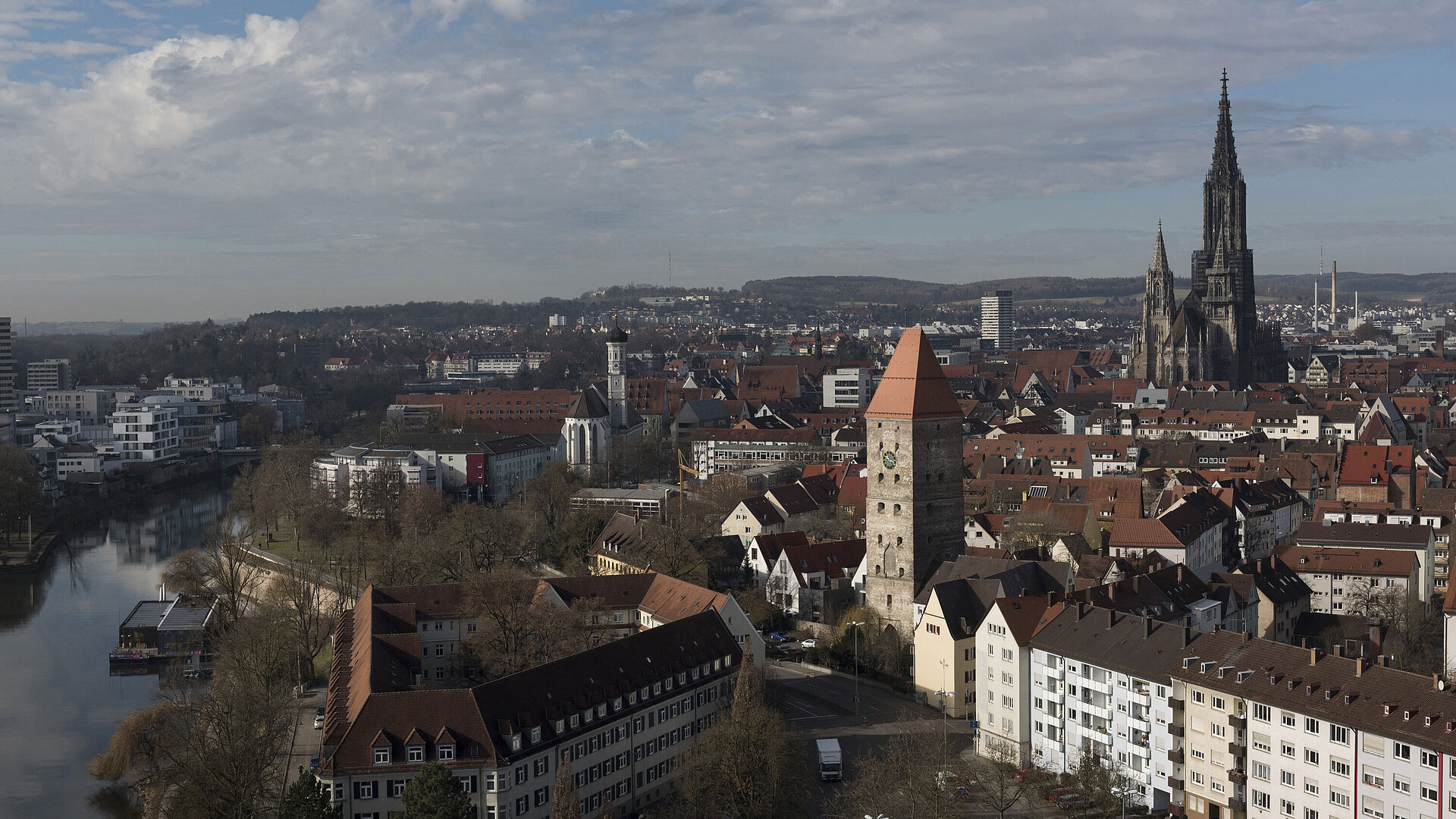 Stadt Ulm Stadtansicht von Ulm mit Donau, Stadtturm und Ulmer Münster bei Tageslicht.