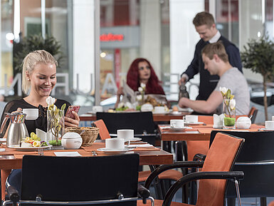Gäste genießen Frühstück im Restaurant des Maritim proArte Berlin. Ein freundliches Ambiente mit Service und frischen Speisen