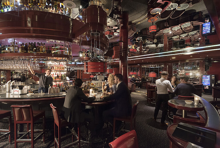 Gäste genießen Drinks und eine stilvolle Atmosphäre in der Bar des Maritim Hotel Frankfurt.