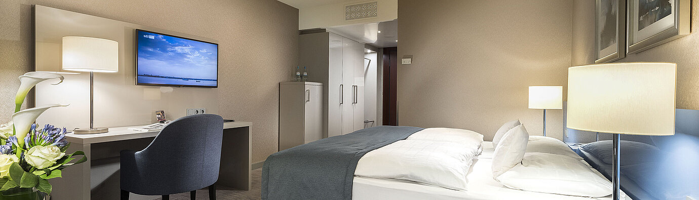 Superior Zimmer im Maritim Hotel Bonn mit Doppelbett, Schreibtisch, TV und moderner Einrichtung. Komfortabel und elegant.