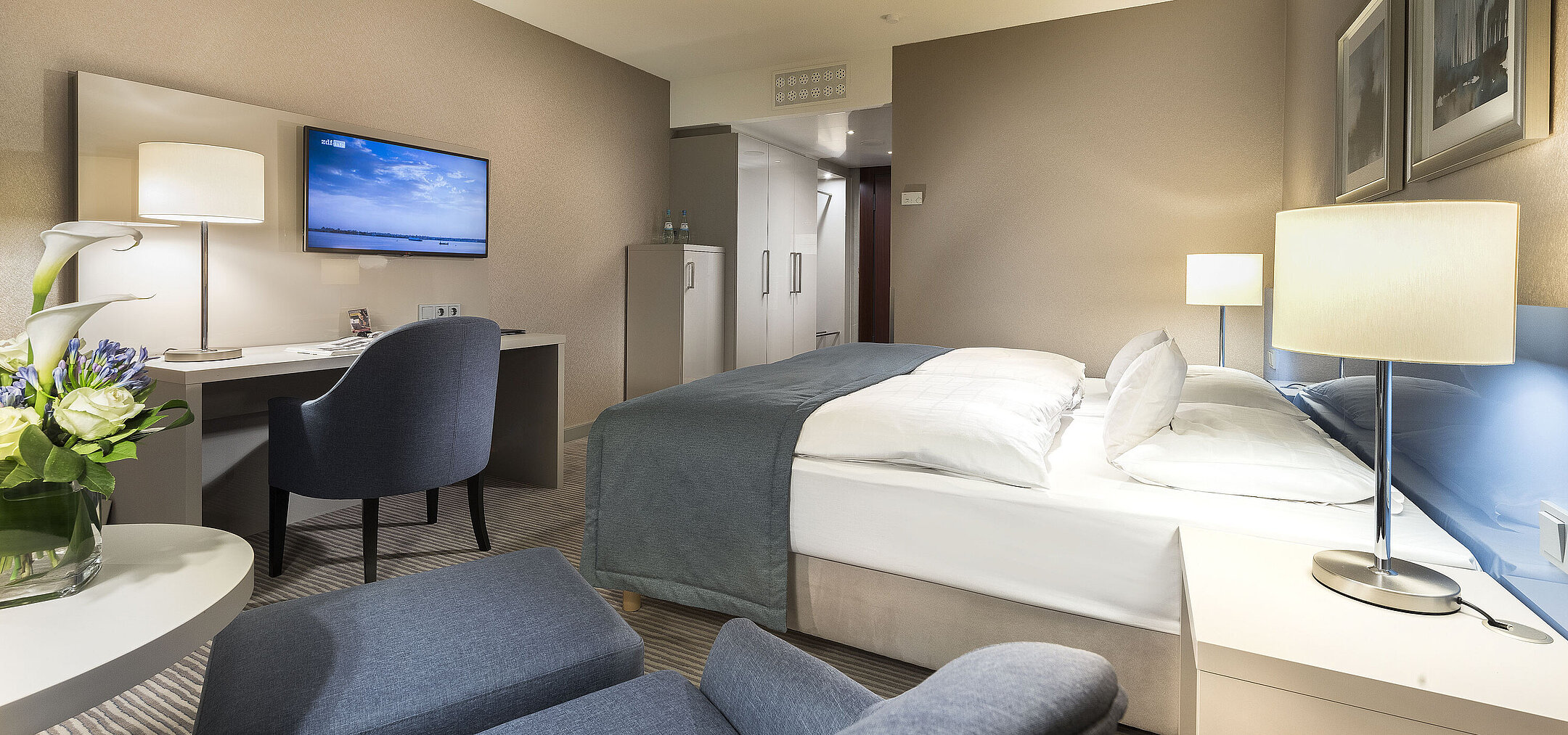Superior Zimmer im Maritim Hotel Bonn mit Doppelbett, Schreibtisch, TV und moderner Einrichtung. Komfortabel und elegant.