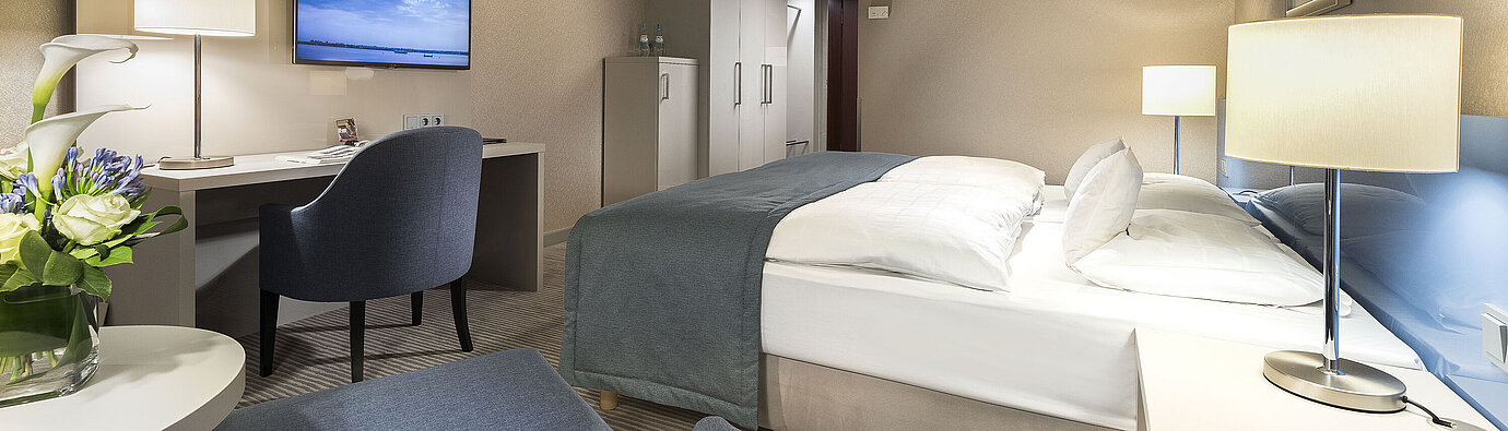 Superior Zimmer im Maritim Hotel Bonn mit Doppelbett, Schreibtisch, TV und moderner Einrichtung. Komfortabel und elegant.