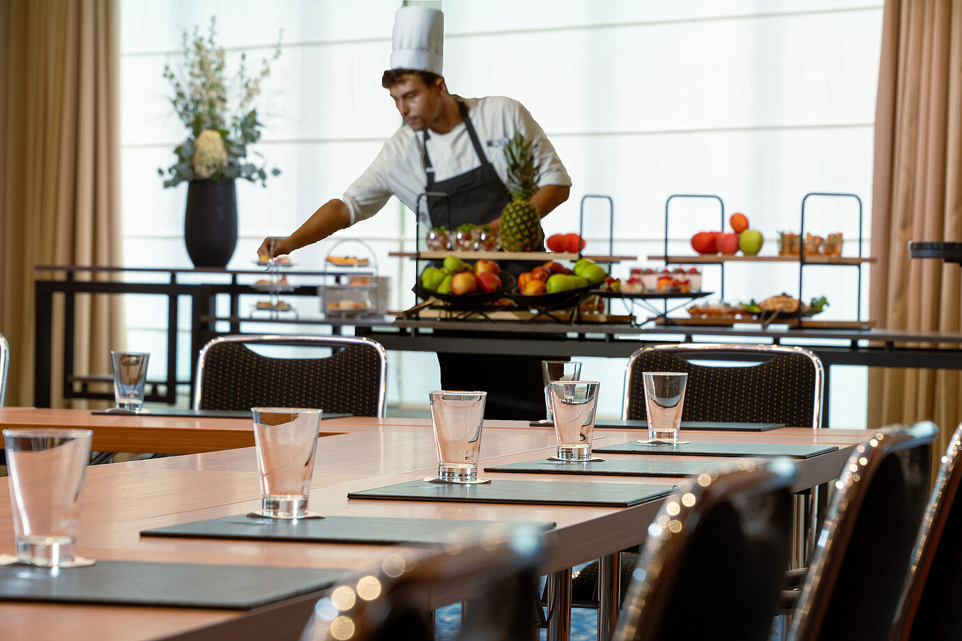 Koch bereitet frisches Tagungscatering mit Obst im Maritim Hotel Düsseldorf vor