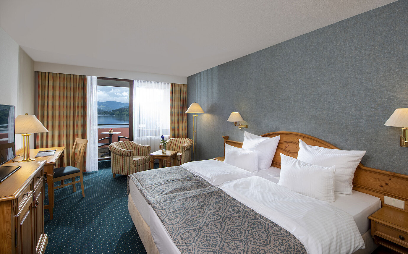 Geräumiges Zimmer im Maritim TitiseeHotel mit Sitzgruppe und Blick auf den Titisee