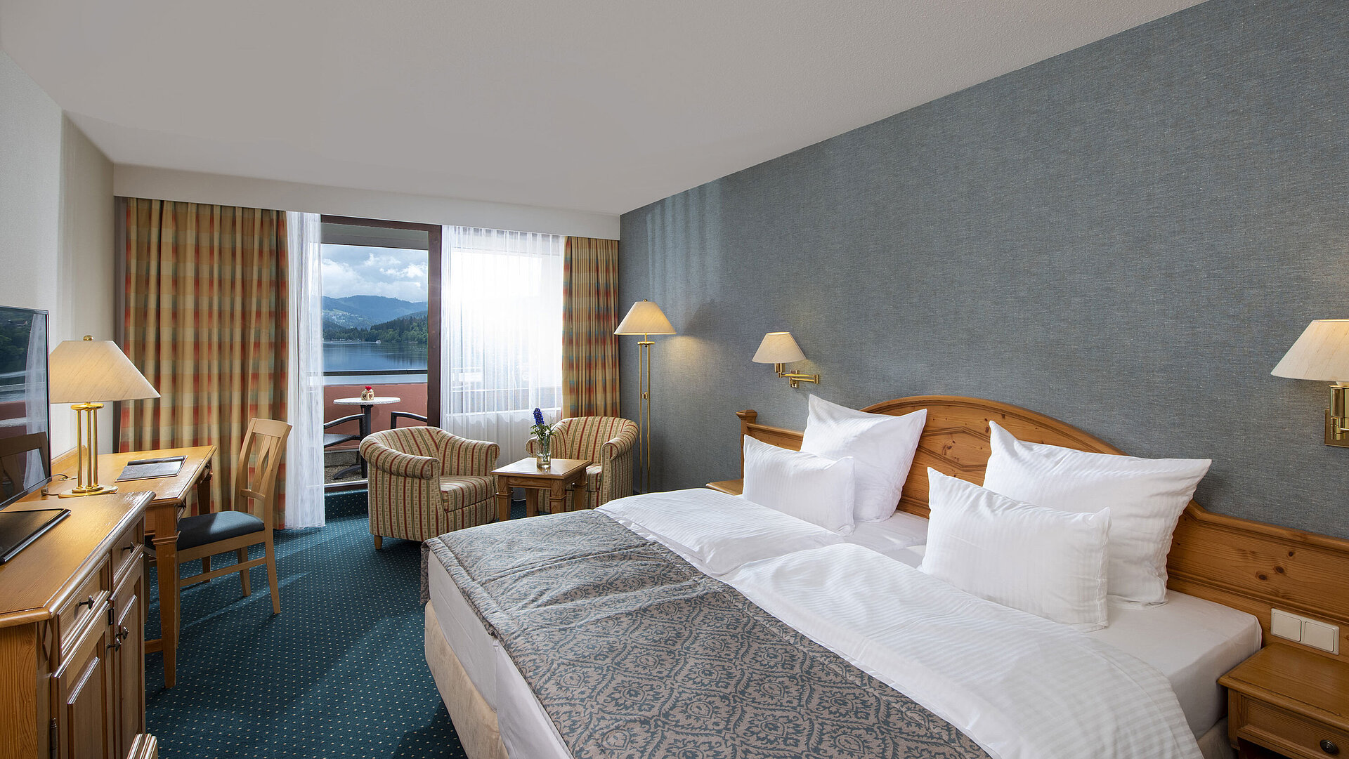 Geräumiges Zimmer im Maritim TitiseeHotel mit Sitzgruppe und Blick auf den Titisee
