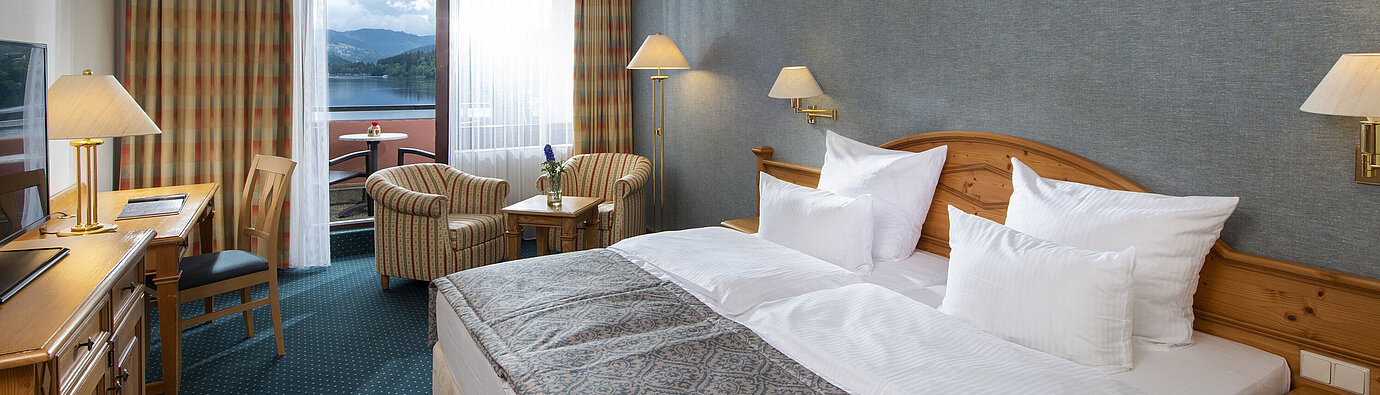 Superior Zimmer Geräumiges Zimmer im Maritim TitiseeHotel mit Sitzgruppe und Blick auf den Titisee