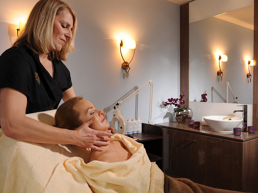 Entspannende Gesichtsmassage im Spa des Maritim Hotel Travemünde mit professioneller Kosmetikerin