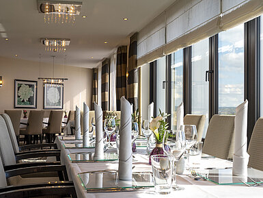 VIP Lounge Elegante Tischdekoration in der VIP-Lounge des Maritim Hotel Düsseldorf mit großen Fenstern und stilvollem Ambiente.