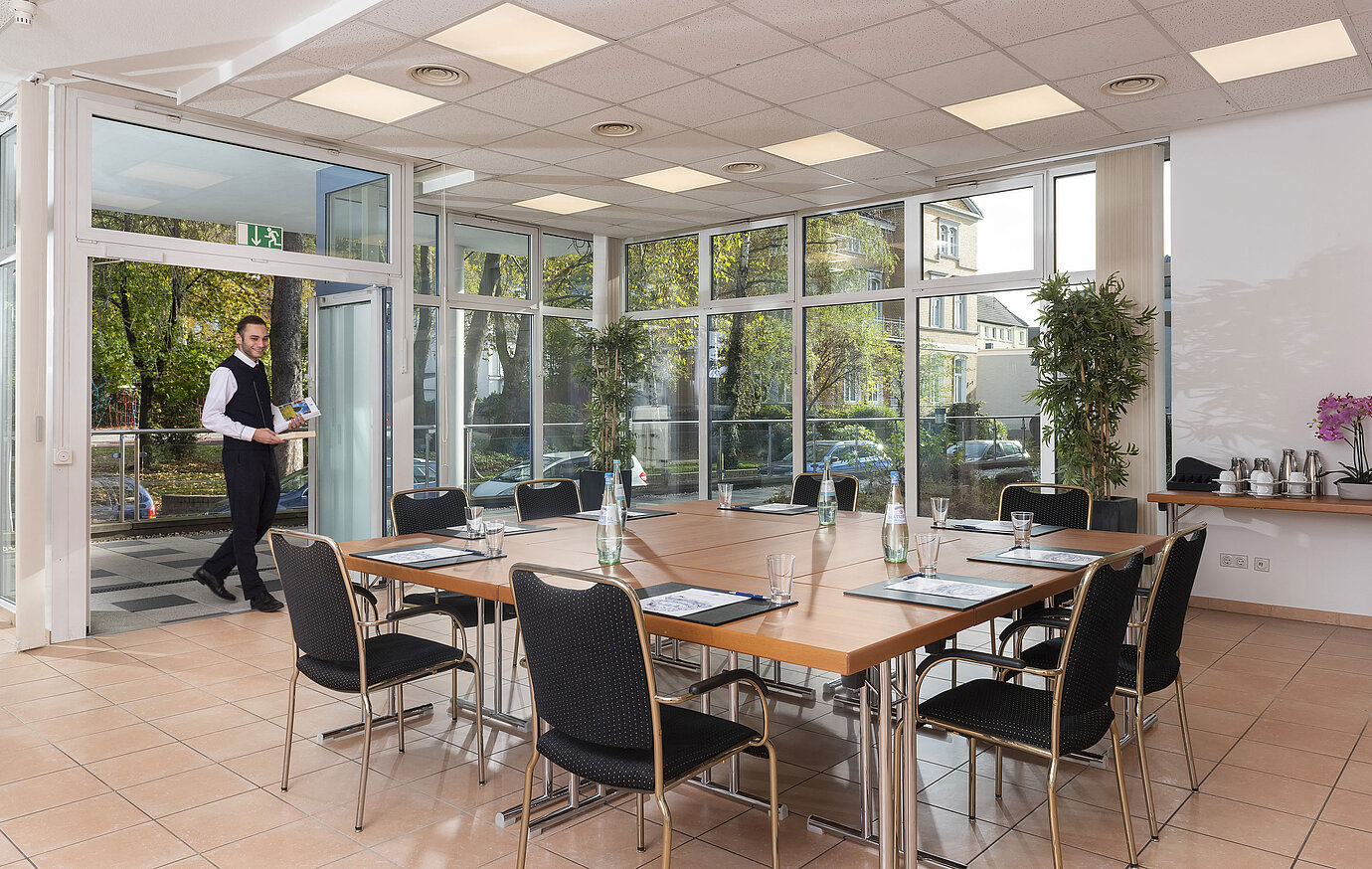 Tagungsraum mit großen Fenstern und direktem Zugang zur Terrasse im Maritim Hotel Königswinter.
