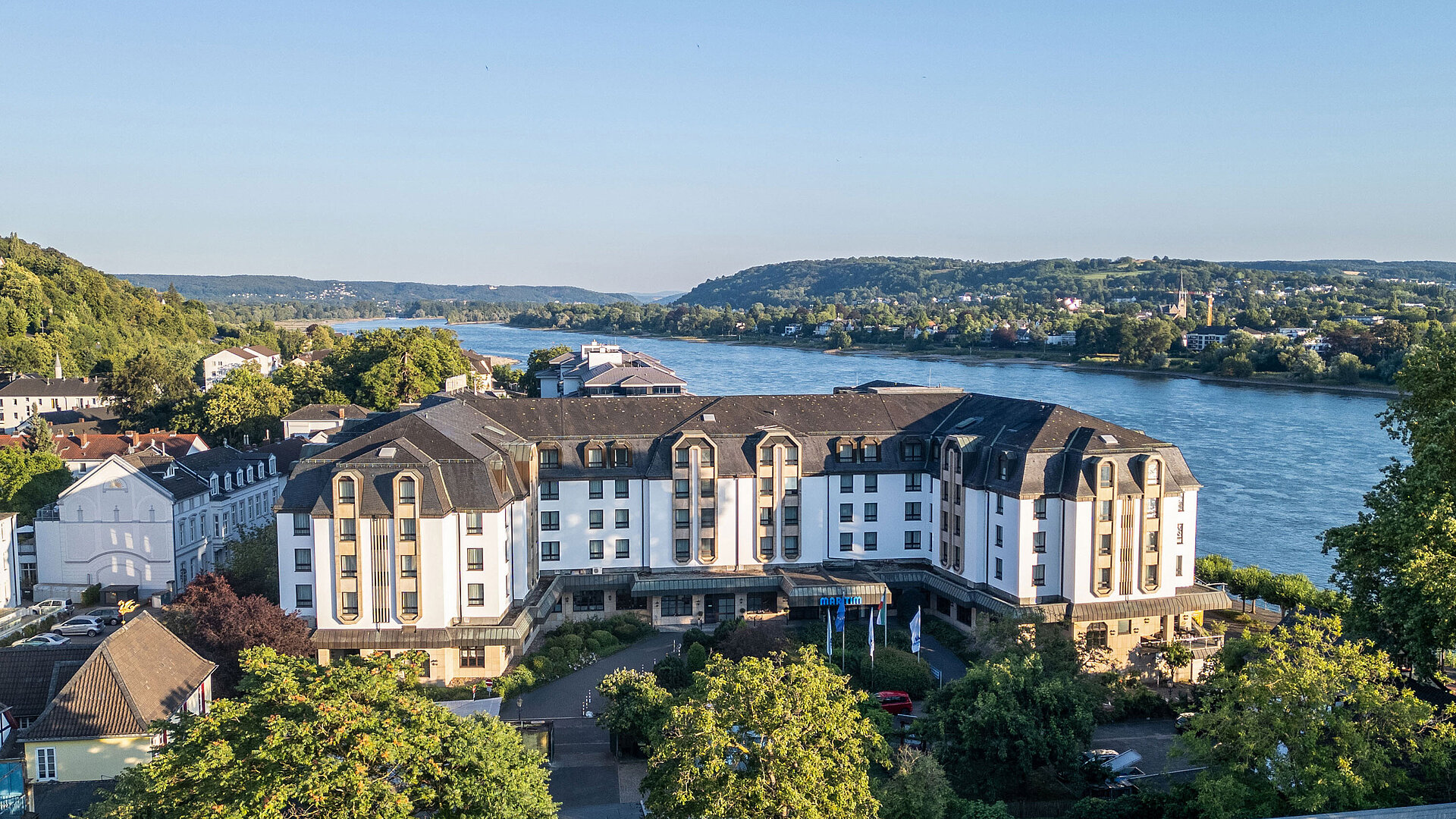 Außenansicht Außenansicht des Maritim Hotel Königswinter mit Blick auf den Rhein, das Rheintal und die umliegenden Weinberge.