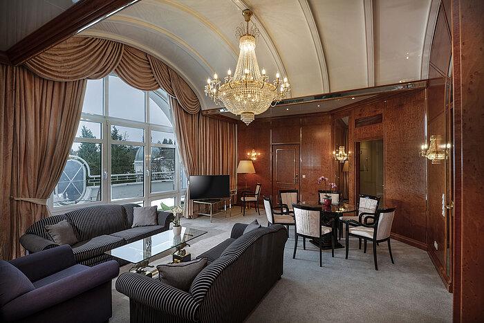 Großer Wohnbereich mit Kronleuchter und edlem Interieur im Maritim Hotel Bad Wildungen