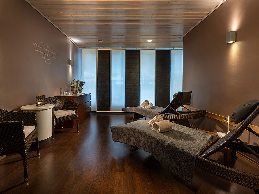 Moderner Ruheraum im Spa-Bereich eines Maritim Hotels mit Liegen und entspannter Atmosphäre.