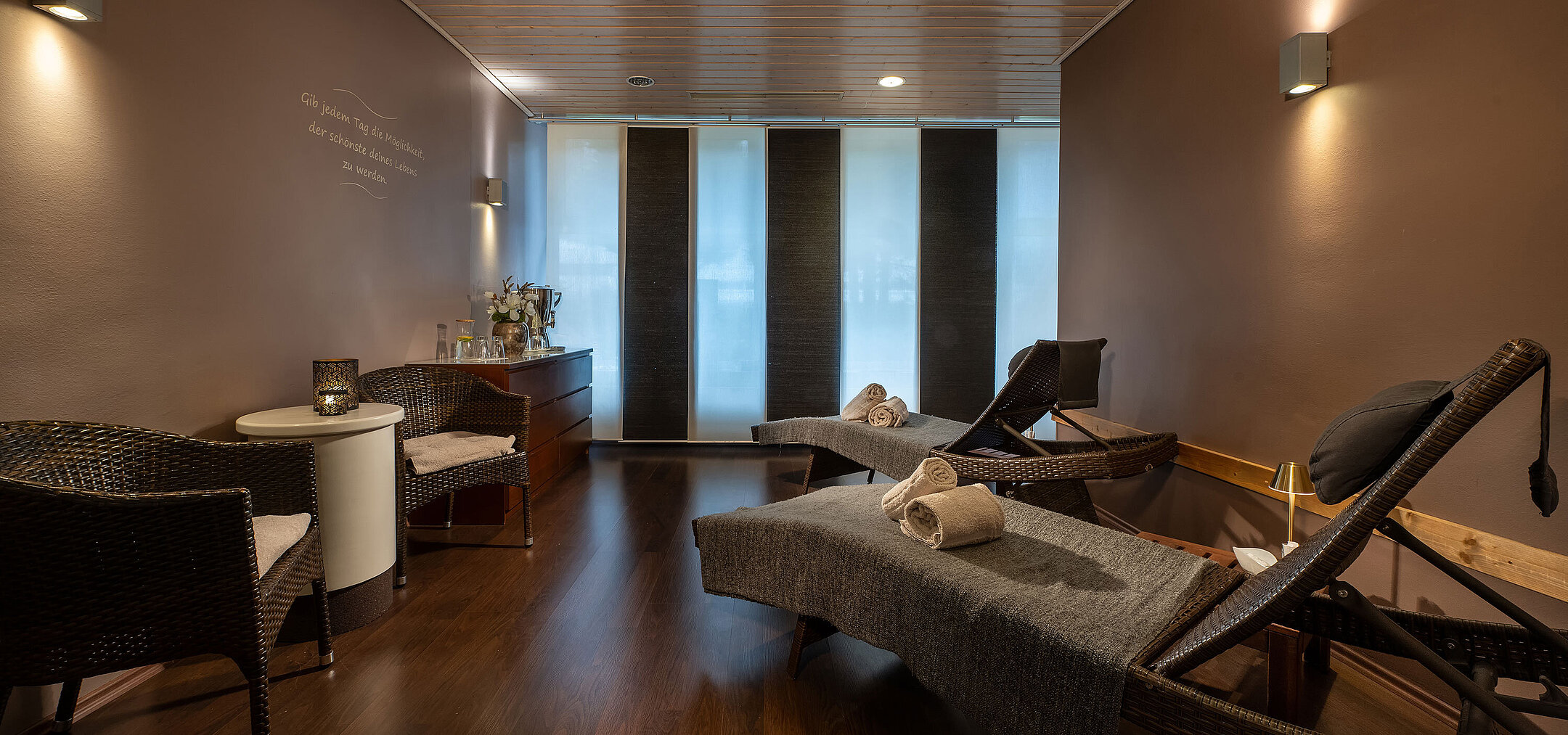 Moderner Ruheraum im Spa-Bereich eines Maritim Hotels mit Liegen und entspannter Atmosphäre.