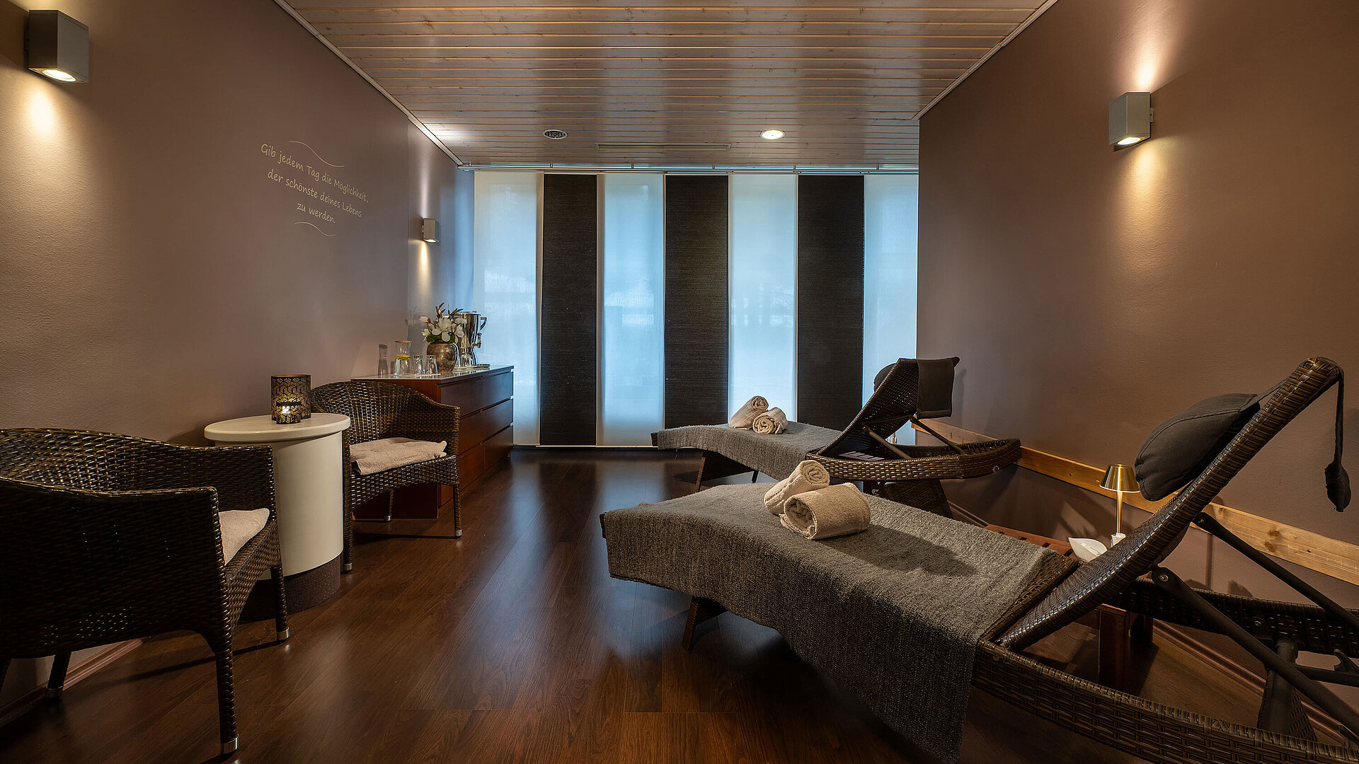 Moderner Ruheraum im Spa-Bereich eines Maritim Hotels mit Liegen und entspannter Atmosphäre.