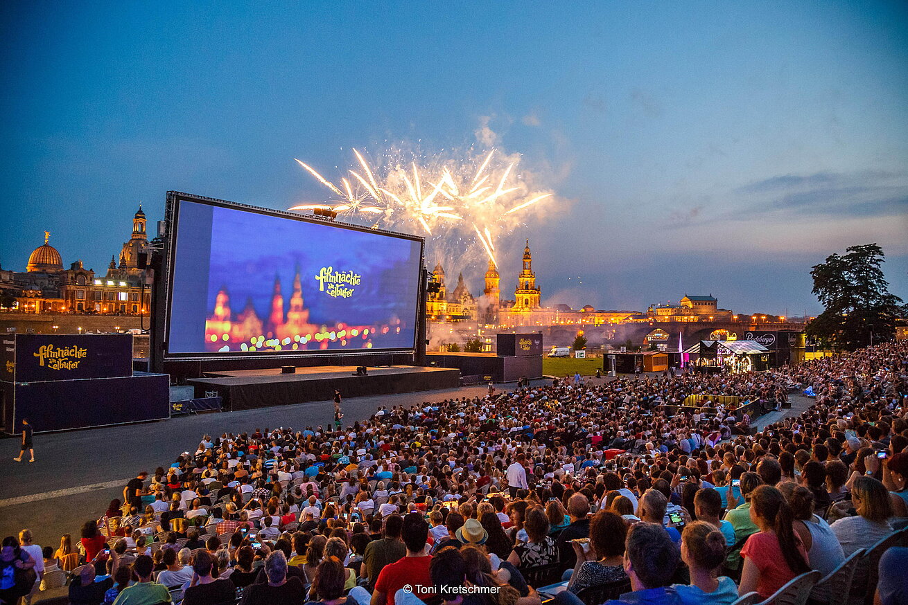 Filmnächte am Elbufer Filmnächte am Elbufer in Dresden mit großer Leinwand, Publikum und Feuerwerk vor der historischen Altstadt
