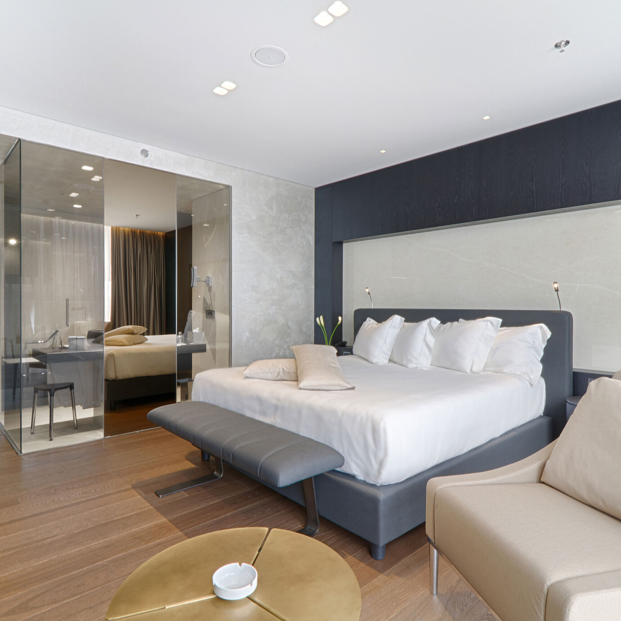 Superior Zimmer Großzügiges Doppelzimmer mit Sessel, Glastrennwand und modernem Design im Maritim Hotel Plaza Tirana