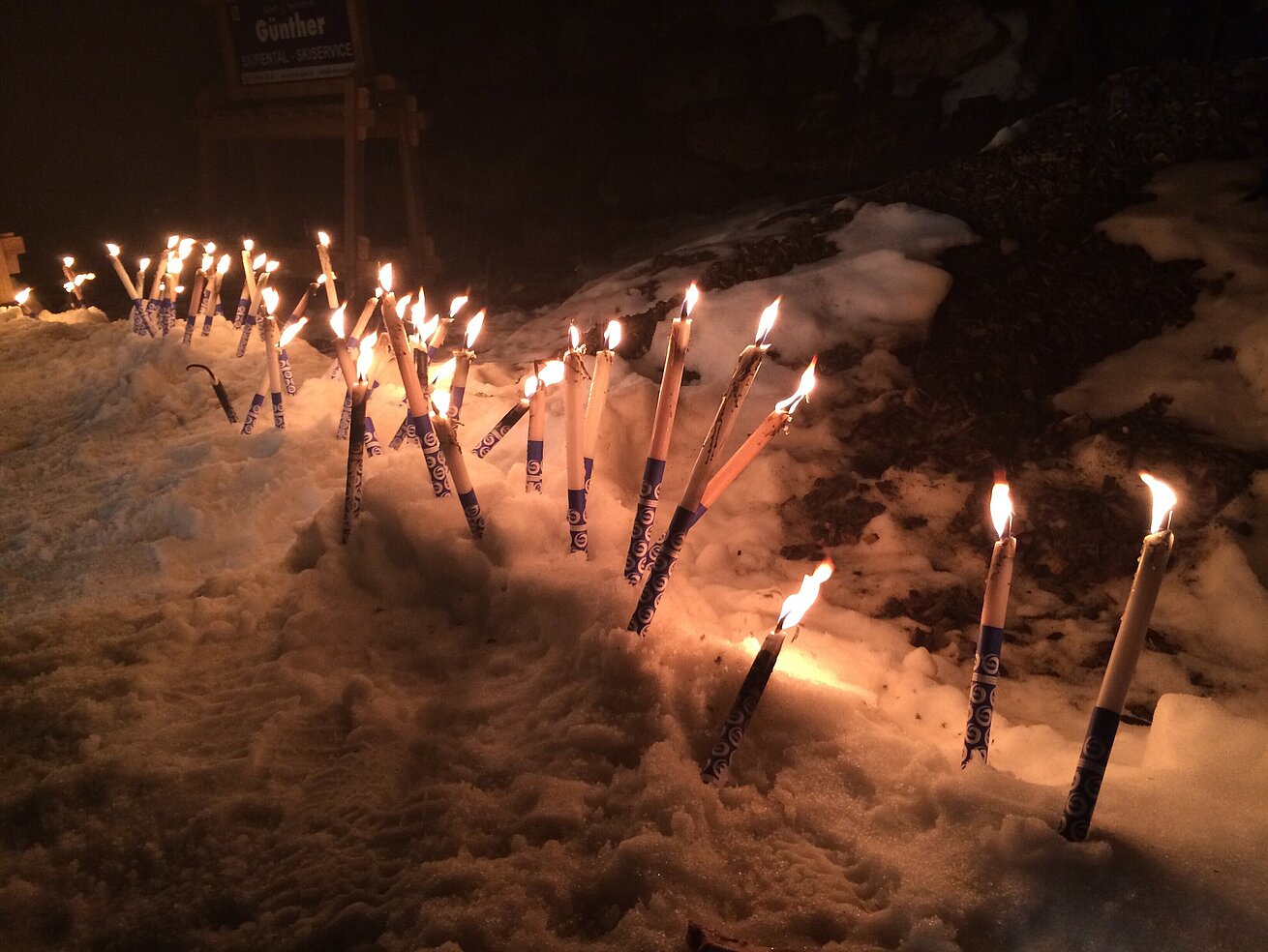  Fackeln im Schnee für eine stimmungsvolle Fackelwanderung entlang des Brodtener Steilufers