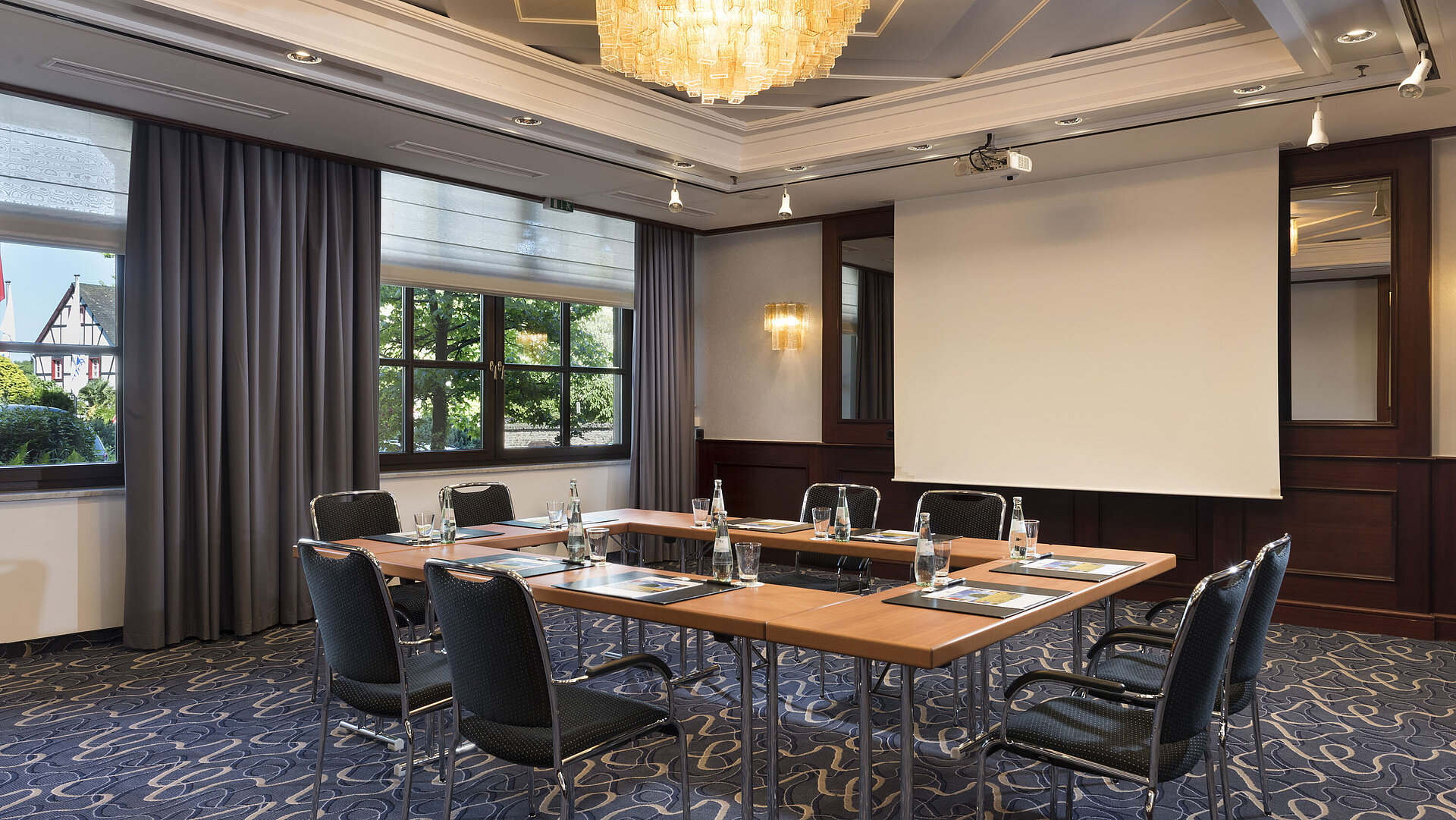 Heller Meetingraum mit moderner Technik, großen Fenstern und elegantem Kronleuchter im Maritim Hotel Königswinter.