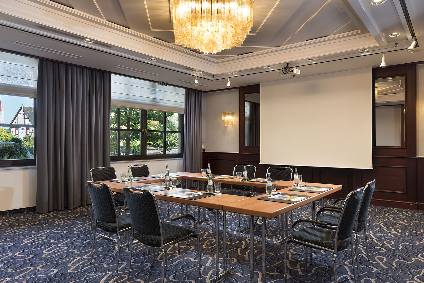 Heller Meetingraum mit moderner Technik, großen Fenstern und elegantem Kronleuchter im Maritim Hotel Königswinter.