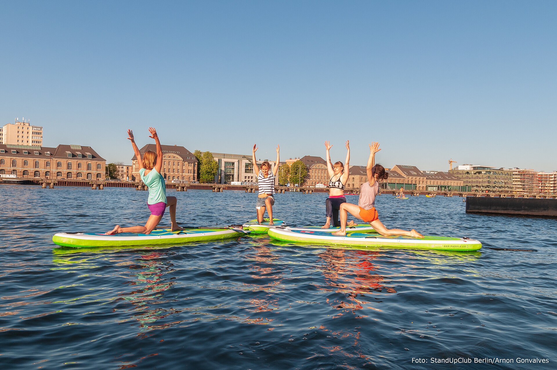 Yoga auf Stand-Up Paddle Boards hotspots-berlin-yoga-am-badeschiff-arena-club