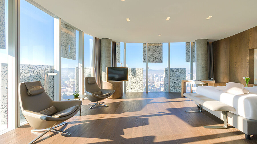 Helle Panorama Suite mit Stadtblick und Designmöbeln im Maritim Hotel Plaza Tirana